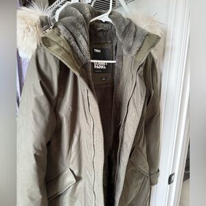 BRAND NEW Aritzia's parka, size XS, green